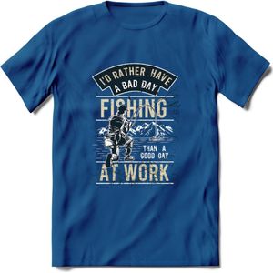 A bad Day Fishing - Vissen T-Shirt | Beige | Grappig Verjaardag Vis Hobby Cadeau Shirt | Dames - Heren - Unisex | Tshirt Hengelsport Kleding Kado - Donker Blauw - XXL