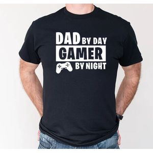 Tshirt - Dad By Day Gamer At Night - Vaderdag - Zwart - Maat M