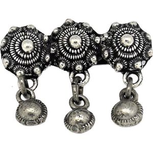 Zeeuws Meisje -Broche - Zeeuwse knop - 3 zeeuwse knopjes met daaronder loshangend 3 kleine Zeeuwse knoopjes - designerskwaliteit zwaar verzilverd -zkb902