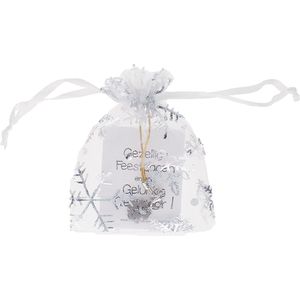 Sneeuwvlokjes kerst en nieuwjaar cadeauzakje - Wenskaartje gezellige feestdagen gelukkig nieuwjaar met cadeautje in sneeuwvlok organzazakje - goudkleurig hangertje met rvs kerstboompje en klavertje vier - gelukszakje - kerstcadeau - kerstwens -2023