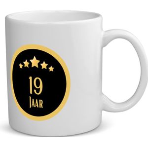 Akyol - 19 jaar Mok met opdruk - hoera 19 jaar - iemand die 19 jaar is geworden of 19 jaar lang een relatie hebben of getrouwd zijn - verjaardagscadeau - verjaardag - cadeau - kado - geschenk - gift - relatie - trouwdag - jubileum - 350 ML inhoud