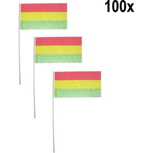 100x Vlaggetje op stok rood/geel/groen 17cm x 25cm - Lengte stok 50cm - Themaparty - Zwaaivlaggetje Carnaval thema feest vlag stok vlaggen festival zwaai