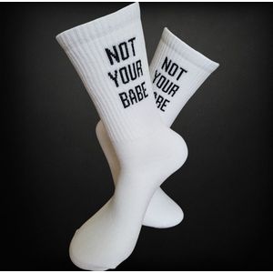 Sportsokken - Not your BABE Sokken - Echt niet - leuke sokken - vrolijke rode sokken - witte sokken - tennis sokken - sport sokken - valentijns cadeau - sokken met tekst - aparte sokken - grappige sokken - Socks waar je Happy van wordt - maat 37-44
