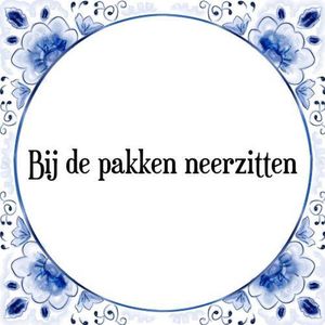 Tegeltje met Spreuk (Tegeltjeswijsheid): Bij de pakken neerzitten + Kado verpakking & Plakhanger