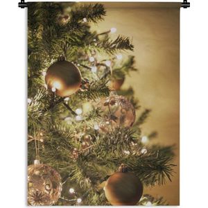 Wandkleed Kerst - Een kerstboom met kleurrijke kerstballen Wandkleed katoen 60x80 cm - Wandtapijt met foto
