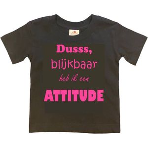 T-shirt Kinderen ""Dusss, blijkbaar heb ik een ATTITUDE"" | korte mouw | Zwart/roze | maat 98/104