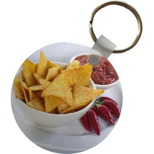 Sleutelhanger - Close-up van kom nacho's met rode chili pepers en saus op een plaat - Plastic - Rond - Uitdeelcadeautjes