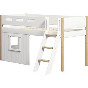 Halfhoogslaper, schuine ladder en boomhut bedfronten, wit frame.