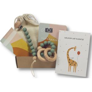 Kids Cultures - Giftbox S - Baby Geschenkset, Kraampakket, Babyshower, Kraammand - Kraamcadeau Jongen & Meisje - Bijtring, Speenkoord en Wenskaarten - Groen