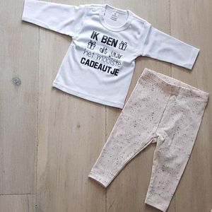 Baby kledingset pasgeboren meisje | maat 68 | broekje roze beertjes en wit shirtje lange mouw met tekst zwart ik ben dit jaar het mooiste cadeautje | oom tante oma en opa Cadeau voor de liefste aanstaande tekst