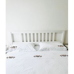 Geborduurd wit satijnen set (dekbedovertrek 200 x 220 cm + kussenslopen 50 x 70 cm) met waterlelies voor een queensize bed/Embroidered white Satin set (Duvet cover 200 x 220 cm + Pillowcases 50 x 70 cm) with water lilies for queen bed