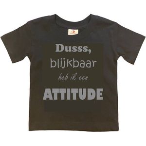 T-shirt Kinderen ""Dusss, blijkbaar heb ik een ATTITUDE"" | korte mouw | Zwart/grijs | maat 134/140