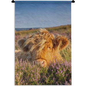 Wandkleed Schotse Hooglanders  - Schotse hooglander op de paarse heide Wandkleed katoen 60x90 cm - Wandtapijt met foto