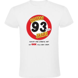 Hoera 93 Jaar! Maar nog steeds zo gek als een deur! Heren T-shirt | Jarig | 93e verjaardag kado | Shirt