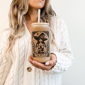 Tarot The Witch Glazen Drinkbeker met Rietje en Deksel - Longdrinkglazen - bubble tea beker, smoothie beker, frisdrankglazen - 500ml ijskoffie beker - Koffie beker - Glazen bekers - Beer Can Cocktailglazen - Ijskoffie glas - Heks - Boba Cadeau