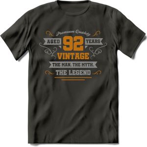 92 Jaar Legend T-Shirt | Goud - Zilver | Grappig Verjaardag Cadeau | Dames - Heren | - Donker Grijs - M