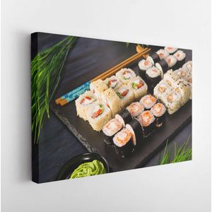 Set sushi rolt met wasabi en gember op een zwarte achtergrond. Japanse oosterse keuken - Modern Art Canvas - Horizontaal - 1667685301 - 80*60 Horizontal