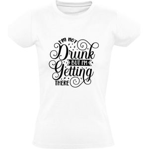 I'm not drunk but i'm getting there Dames T-shirt | drank | dronken | vrijgezellenfeest | verjaardag | party | festival | cadeau | kado | shirt