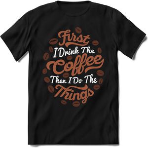 First i drink coffee | Feest Kado T-Shirt Heren - Dames | Rood - Grijs | Perfect Verjaardag Cadeau Shirt | Grappige Spreuken - Zinnen - Teksten | Maat M