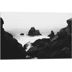 WallClassics - Vlag - Golven tegen hoge Rotsen in het Water (Zwart- wit) - 60x40 cm Foto op Polyester Vlag