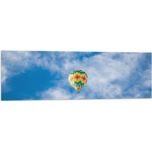 WallClassics - Vlag - Kleurrijke Luchtballon met Blokpatroon - 120x40 cm Foto op Polyester Vlag