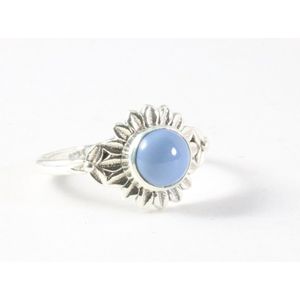 Fijne bewerkte zilveren ring met blauwe opaal - maat 16
