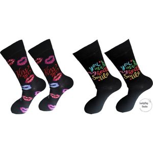 Verjaardag cadeautje voor hem en haar - Kiss Sokken - Smile - Leuke sokken - Vrolijke sokken - Luckyday Socks - Sokken met tekst - Aparte Sokken - Socks waar je Happy van wordt - Maat 36-41