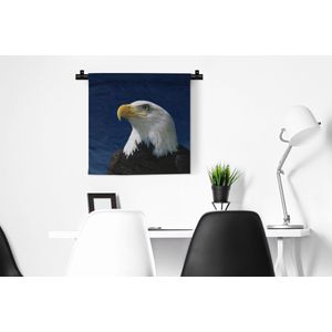 Wandkleed - Wanddoek - Een wegkijkende Amerikaanse zeearend in een blauwe lucht - 60x60 cm - Wandtapijt