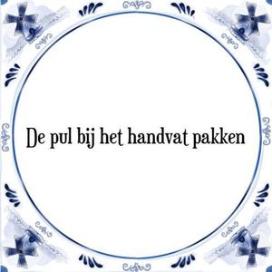 Tegeltje met Spreuk (Tegeltjeswijsheid): De pul bij het handvat pakken + Kado verpakking & Plakhanger