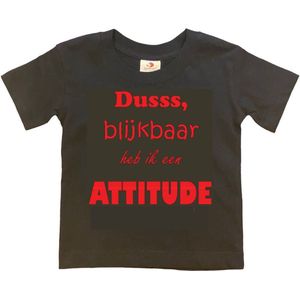 T-shirt Kinderen ""Dusss, blijkbaar heb ik een ATTITUDE"" | korte mouw | Zwart/rood | maat 122/128