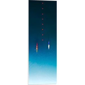 WallClassics - PVC Schuimplaat - Bovenaanzicht van Twee Rode Kano's bij Boeie op Zee - 30x90 cm Foto op PVC Schuimplaat (Met Ophangsysteem)