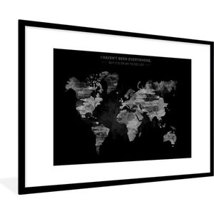 Fotolijst incl. Poster Zwart Wit- Schilderachtige wereldkaart met een tekst - zwart wit - 120x80 cm - Posterlijst