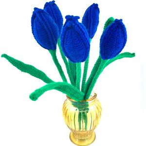 Luna-Leena duurzaam Hollandse gehaakte tulpenboeket in blauw - 5 bloemen - wol - hand gehaakt in Nepal - kunstbloemen - feest - afscheid - voetbal - jubileum - bloemetje - beterschap - geluk - liefde