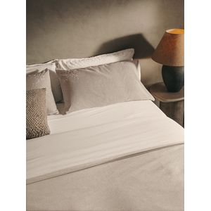 Kave Home - Sotela set dekbedovertrek en kussensloop geborduurde strepen 100% katoen beige perkal bed