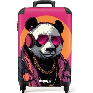 NoBoringSuitcases.com® - Handbagage koffer lichtgewicht - Reiskoffer trolley - Panda met koptelefoon, zonnebril en gouden ketting - Rolkoffer met wieltjes - Past binnen 55x40x20 en 55x35x25