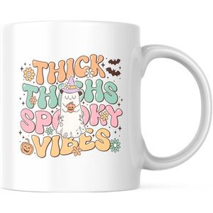 Halloween Mok met tekst: Thick Thighs Spooky Vibes | Halloween Decoratie | Grappige Cadeaus | Grappige mok | Koffiemok | Koffiebeker | Theemok | Theebeker