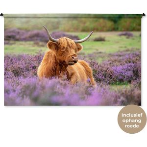 Wandkleed Schotse hooglander - Een Schotse hooglander ligt tussen de paarse bloemen Wandkleed katoen 180x120 cm - Wandtapijt met foto XXL / Groot formaat!