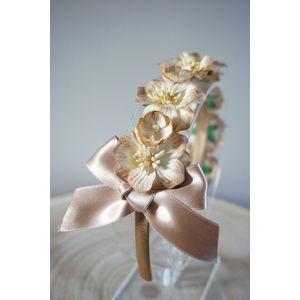 Haarband met bloemen en haarstrik - Luxe haaraccessoires - Licht Beige - Haarband - Bows and Flowers