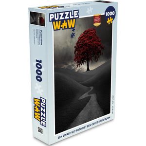 Puzzel Een zwart-wit foto met een grote rode boom - Legpuzzel - Puzzel 1000 stukjes volwassenen