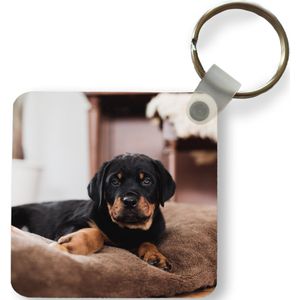 Sleutelhanger - Uitdeelcadeautjes - Rottweiler pup ligt op een zacht kussen - Plastic