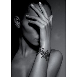 Batucada - Hawai - Armband - Plantaardige Oorsprong en Hypoallergeen - Vrouwen - Armband met Bloemen - Antiallergisch - Zwart - lengte 15/19 cm - effect Tattoo -  ziet er uit als Rubber