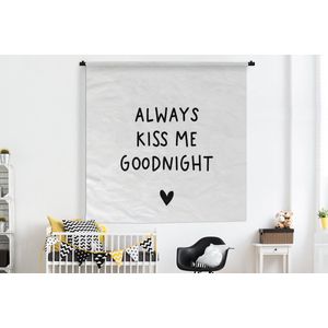 Wandkleed - Wanddoek - Engelse quote ""Always kiss me goodnight"" met een hartje op een witte achtergrond - 180x180 cm - Wandtapijt