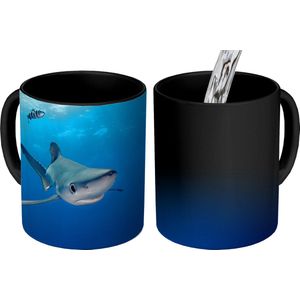 Magische Mok - Foto op Warmte Mokken - Koffiemok - Grote blauwe haai - Magic Mok - Beker - 350 ML - Theemok