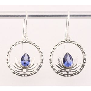 Ronde opengewerkte zilveren lotus oorbellen met blauwe saffier