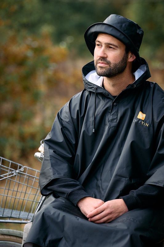 TinyTin Regenponcho - Black Caviar - 100% Waterdicht - Regenponcho - Trendy - Unisex - Herbruikbaar - Fietsponcho Lichtgewicht - Ademend Regenponcho met Opbergtas - Regenponcho Dames Heren voor Fietsen Kamperen Wandelen - Outdoor Regenpak