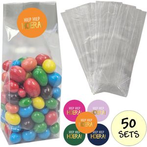 50x Uitdeelzakjes Met Sluitstickers - 50 Stickers & 50 Zakjes - Blokbodemzakjes - Cellofaanzakjes - Traktatie Zakjes - 50 Sets - Hiep Hiep Hoera! (Goudfolie)