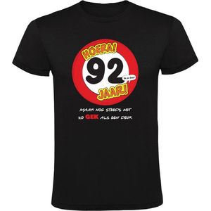 Hoera 92 Jaar! Maar nog steeds zo gek als een deur! Heren T-shirt | Jarig | 92e verjaardag kado | Shirt