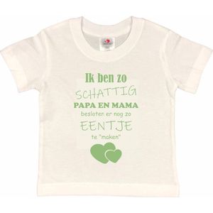 Shirt Aankondiging zwangerschap Ik ben zo schattig papa en mama besloten er nog zo eentje te ""maken"" | korte mouw | wit/sage green (saliegroen) | maat 134/140 zwangerschap aankondiging bekendmaking