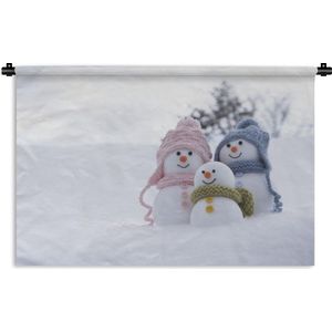 Wandkleed Kerst - Een familie van kerstpoppen op het besneeuwde landschap Wandkleed katoen 60x40 cm - Wandtapijt met foto