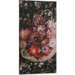 WallClassics - Vlag - Compositie van Rood/Roze Bloemen in Mand - 50x100 cm Foto op Polyester Vlag